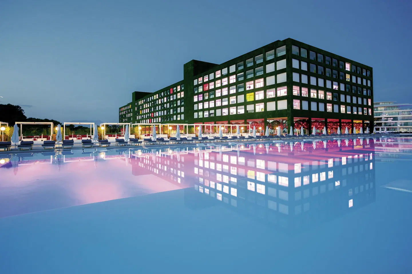 Adam & Eve OUTDOOR_POOL
