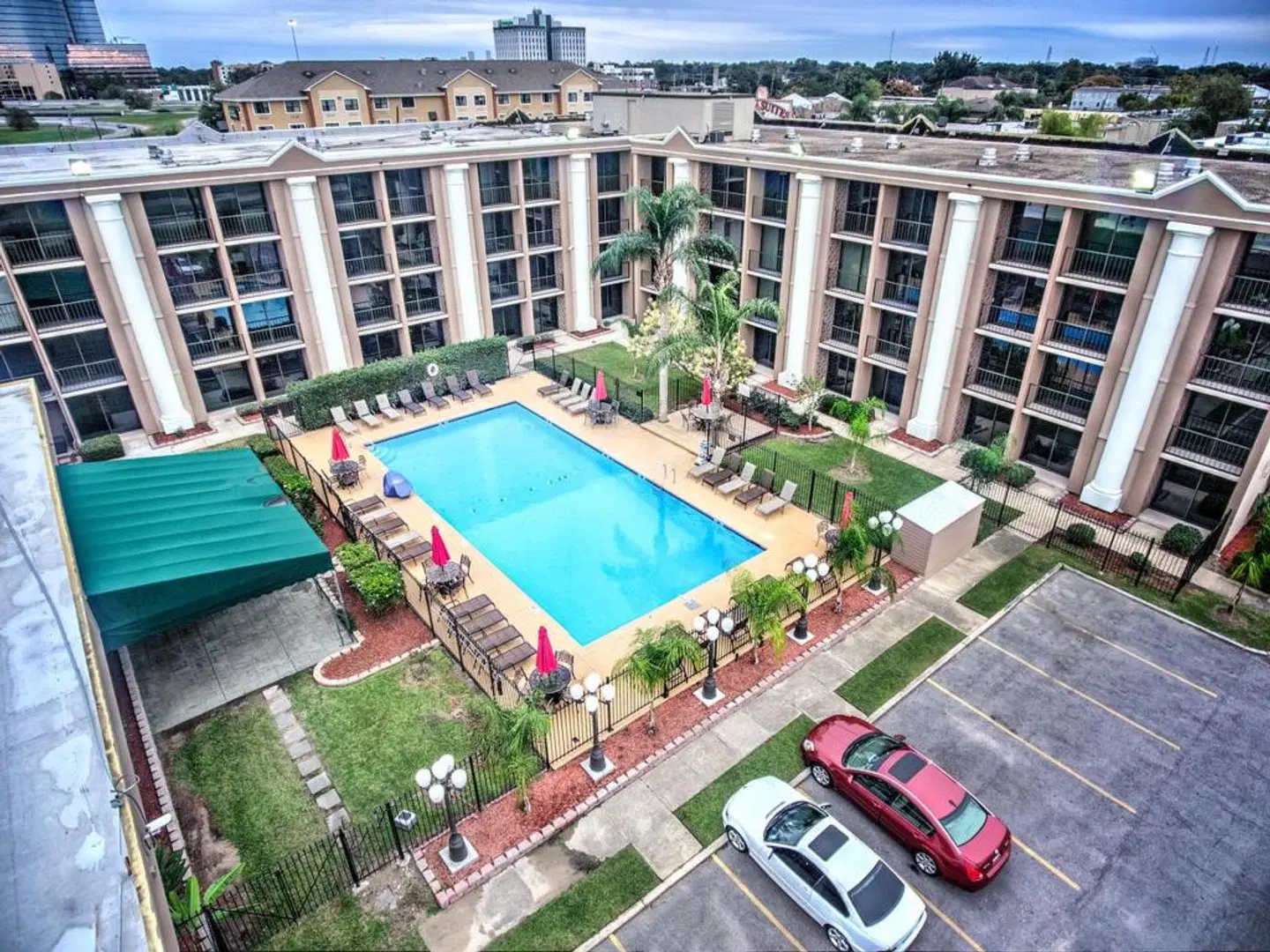 Clarion Hotel & Suites OUTDOOR_POOL