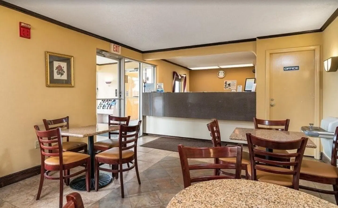 Days Inn by Wyndham Moss Point Pascagoula Bar