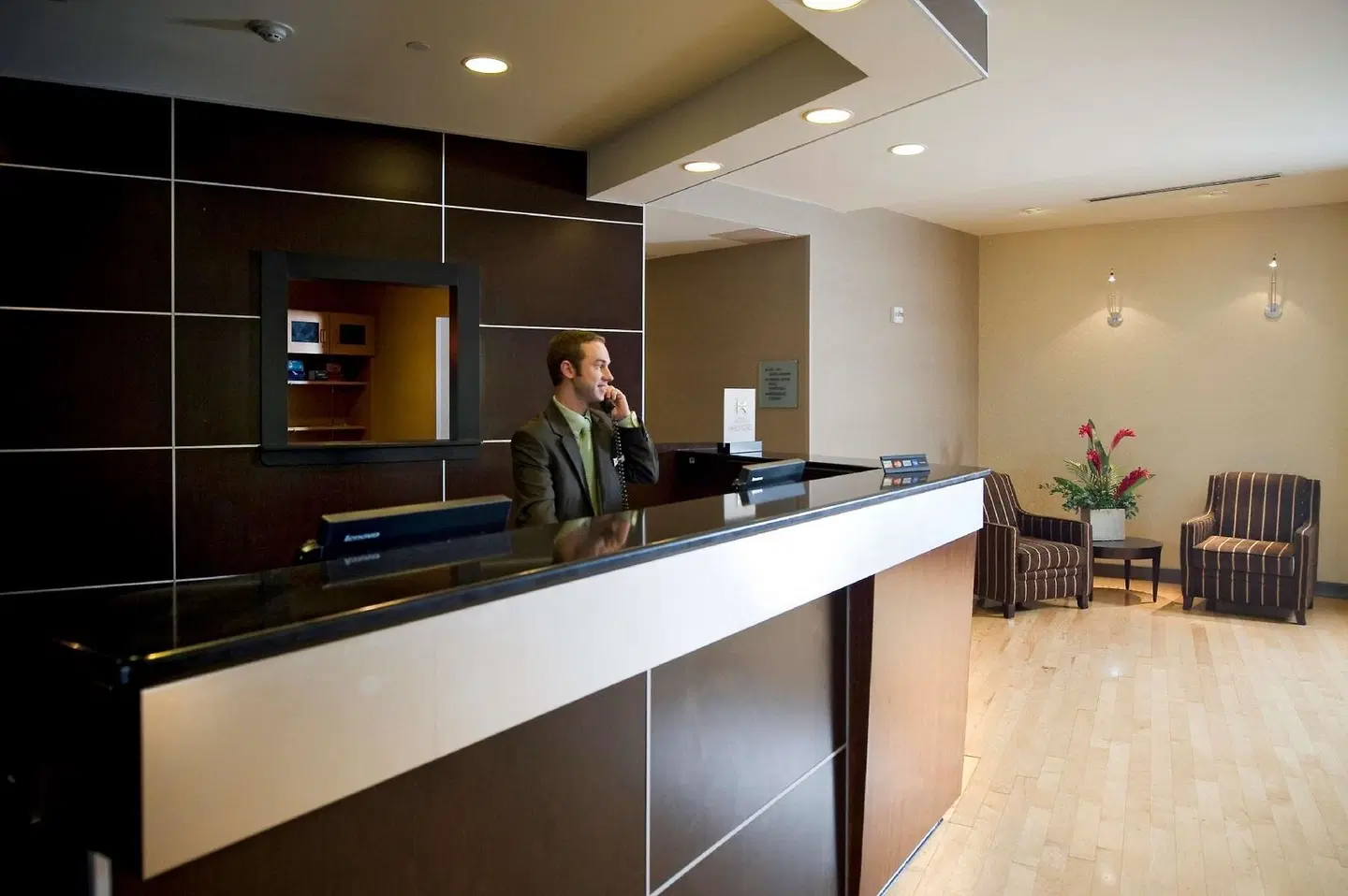 DoubleTree by Hilton Baton Rouge Bar