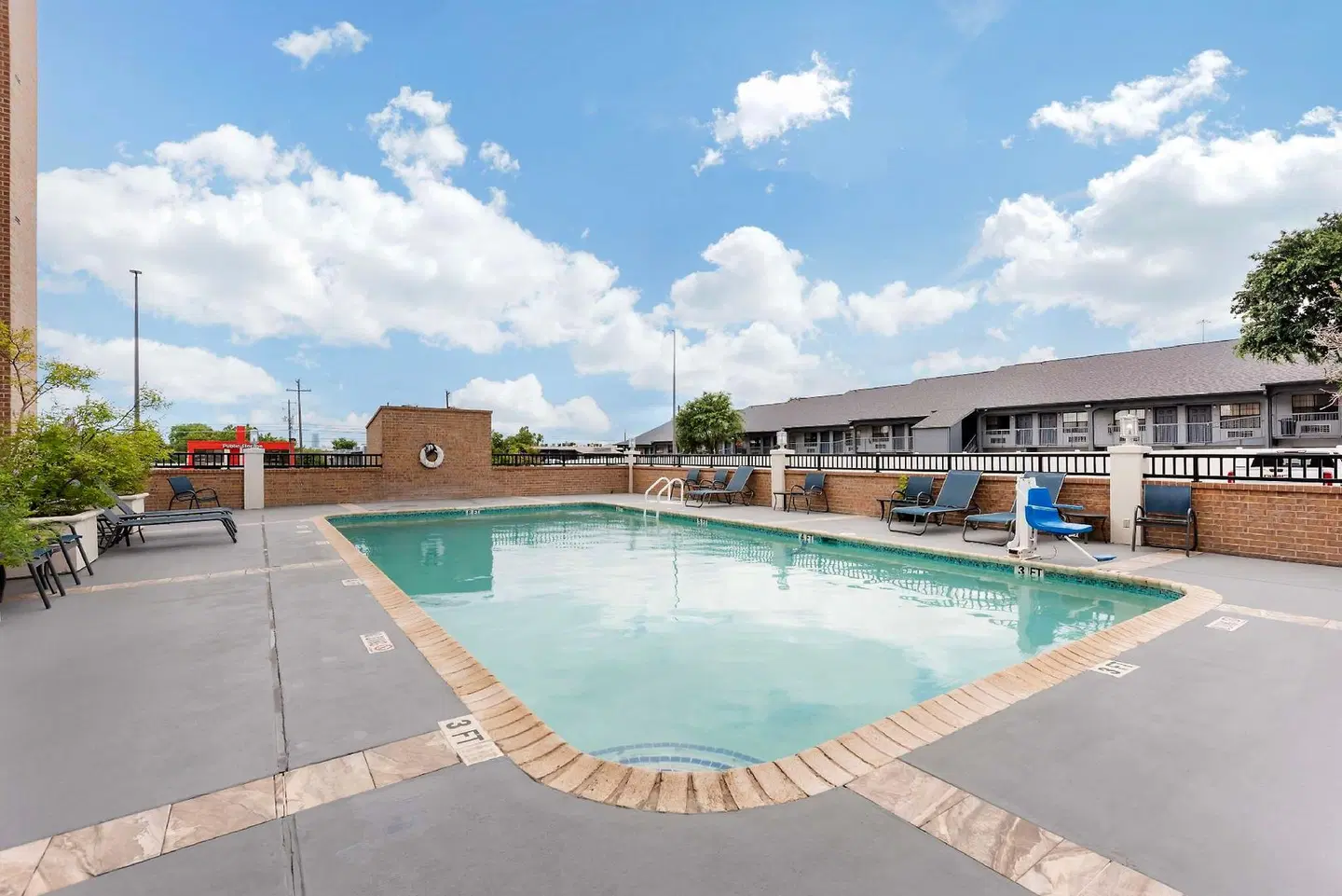 Best Western Plus Austin Central OUTDOOR_POOL