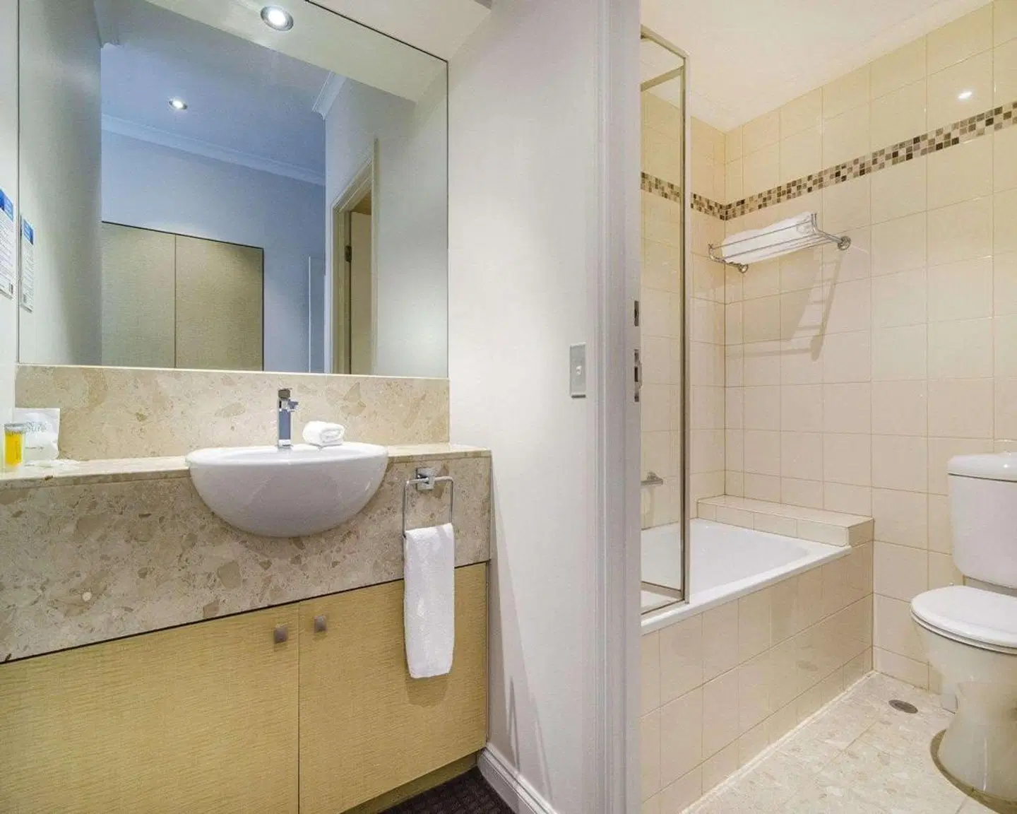 Clarion Suites Gateway Badezimmer
