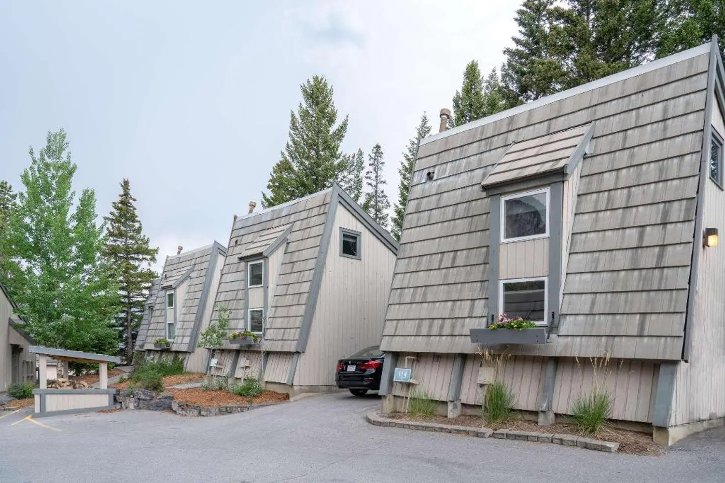 Tunnel Mountain Resort EXTERIOR
