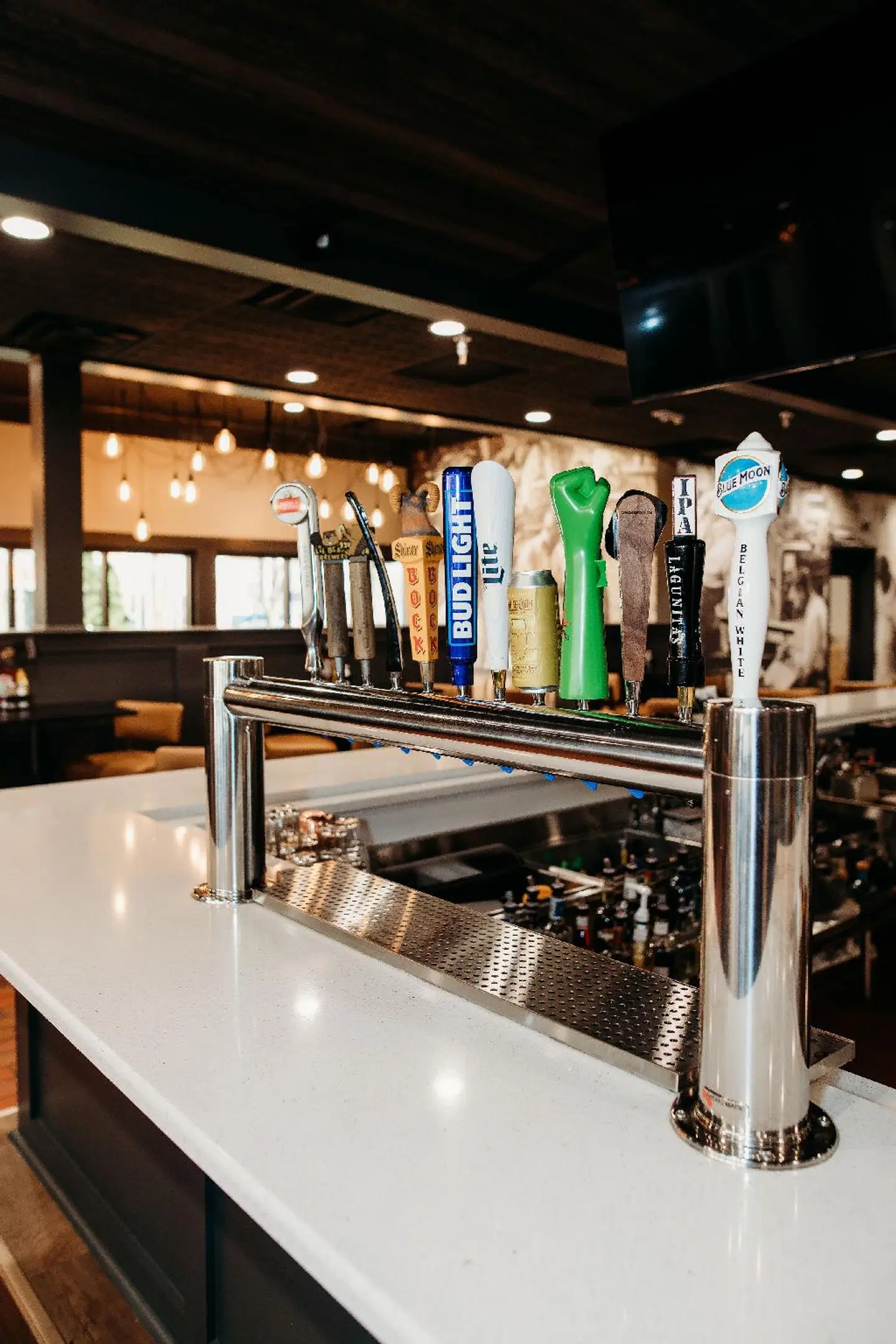 DoubleTree by Hilton Bloomington Bar