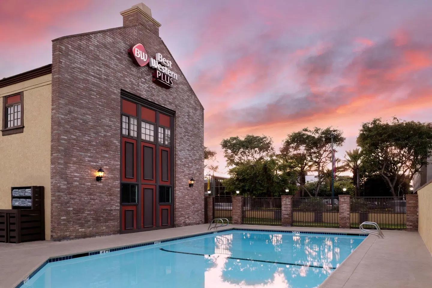 BEST WESTERN PLUS Raffles Inn and Suites OUTDOOR_POOL