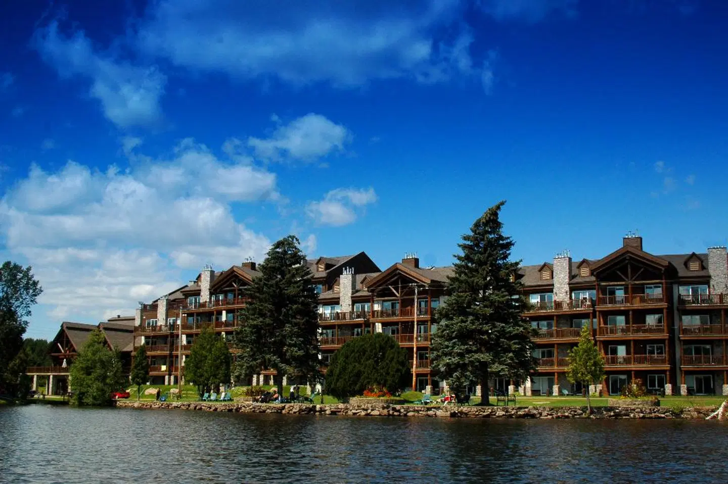 Le Grand Lodge Mont Tremblant EXTERIOR