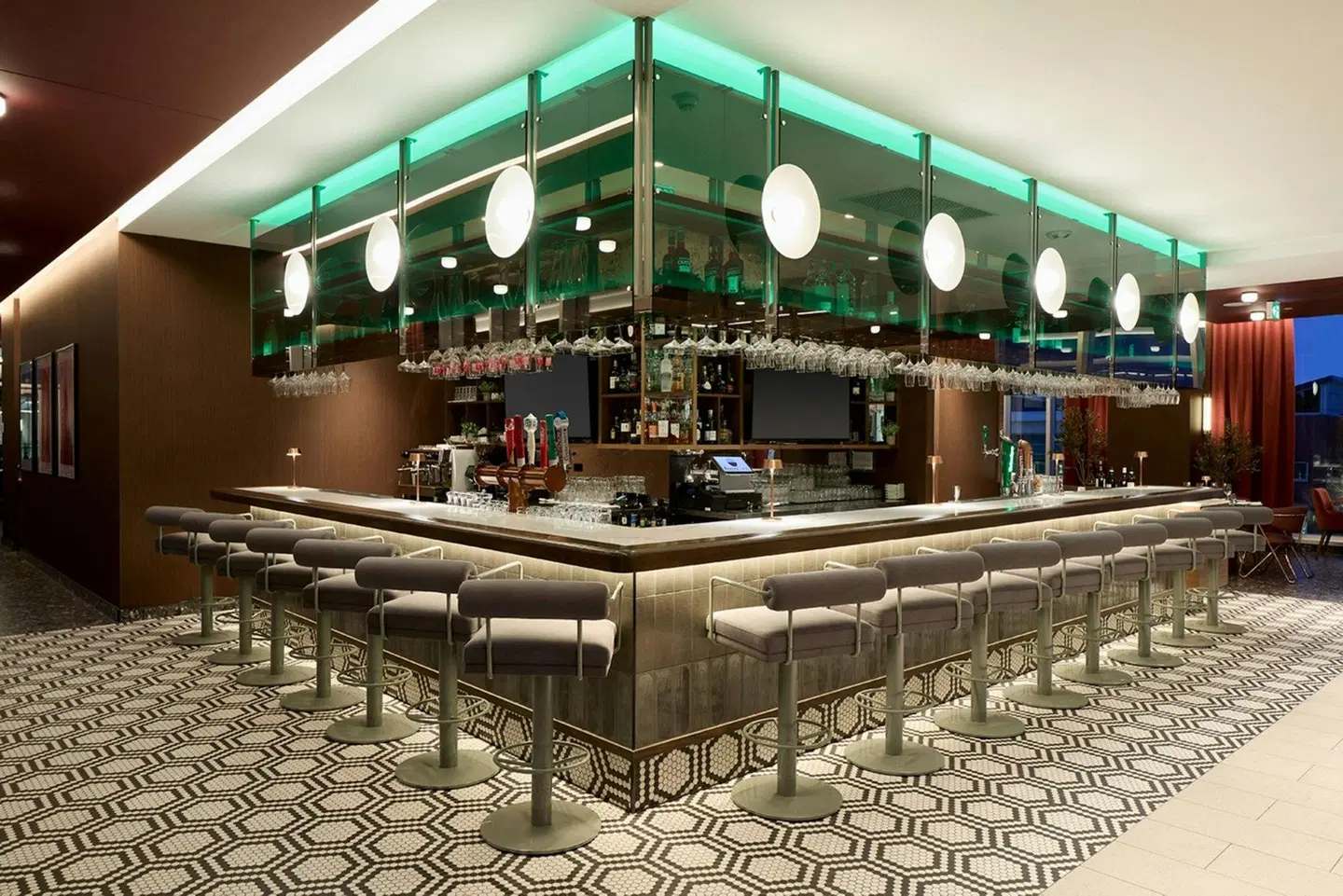Courtyard By Marriott Montreal Laval Bar