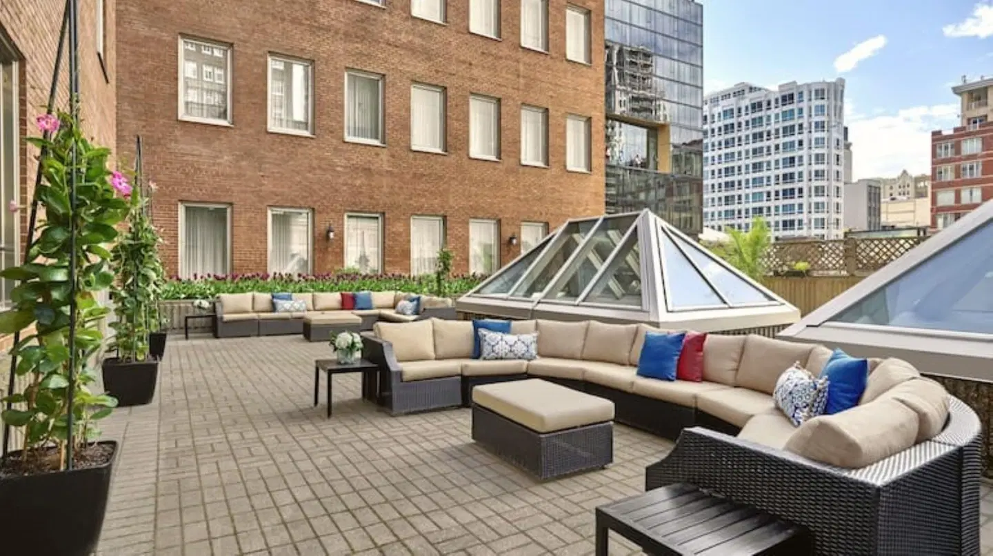 Vogue Hotel Montreal Downtown, Curio Collection by Hilton Terrasse