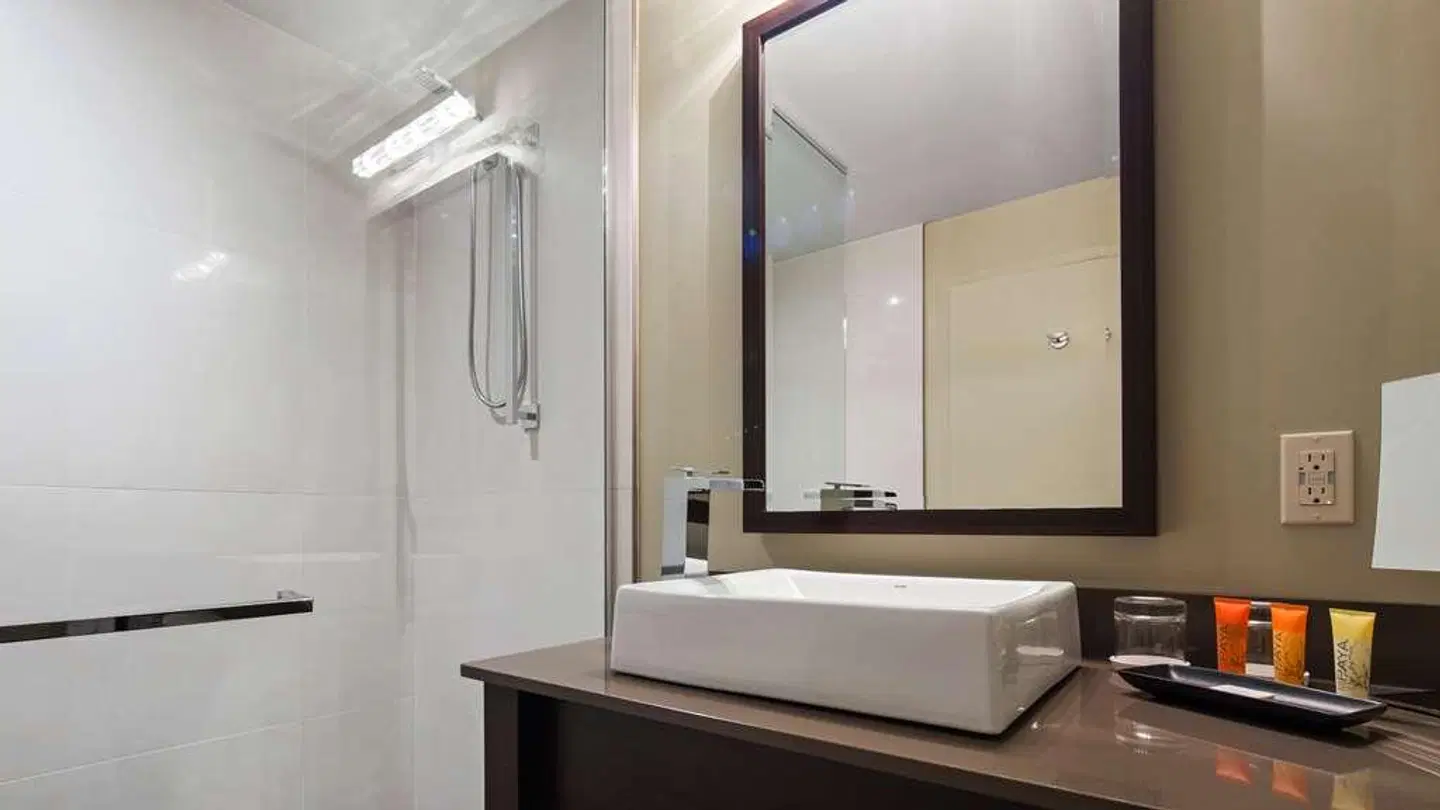 Best Western Plus Hotel Levesque Badezimmer