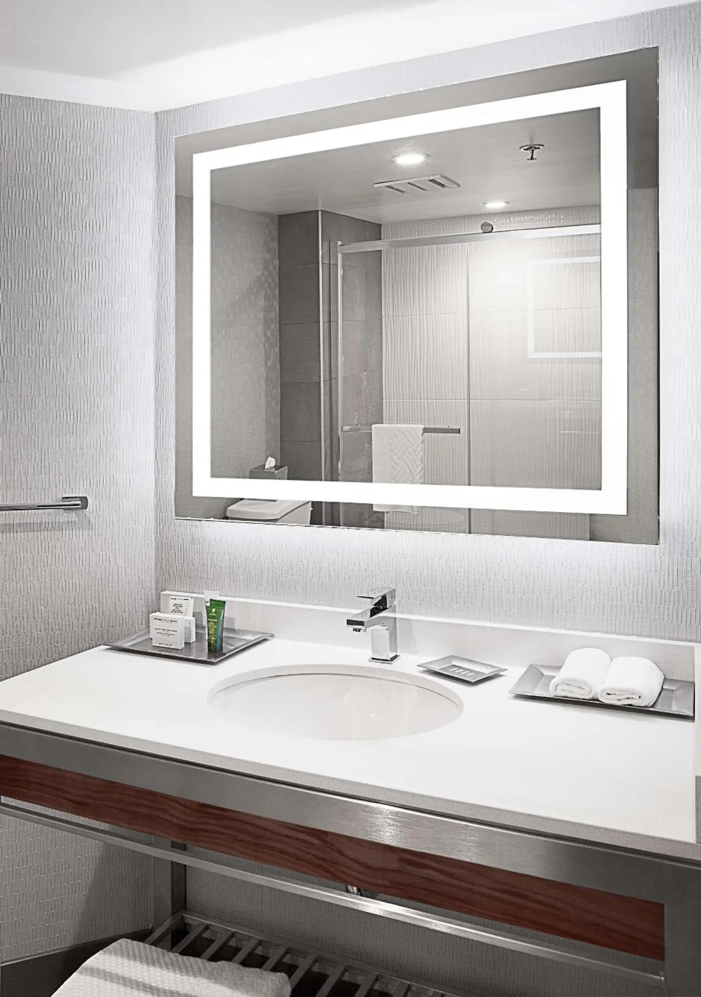 Ômage Hotel, Montreal Laval, a Tribute Portfolio Hotel Badezimmer