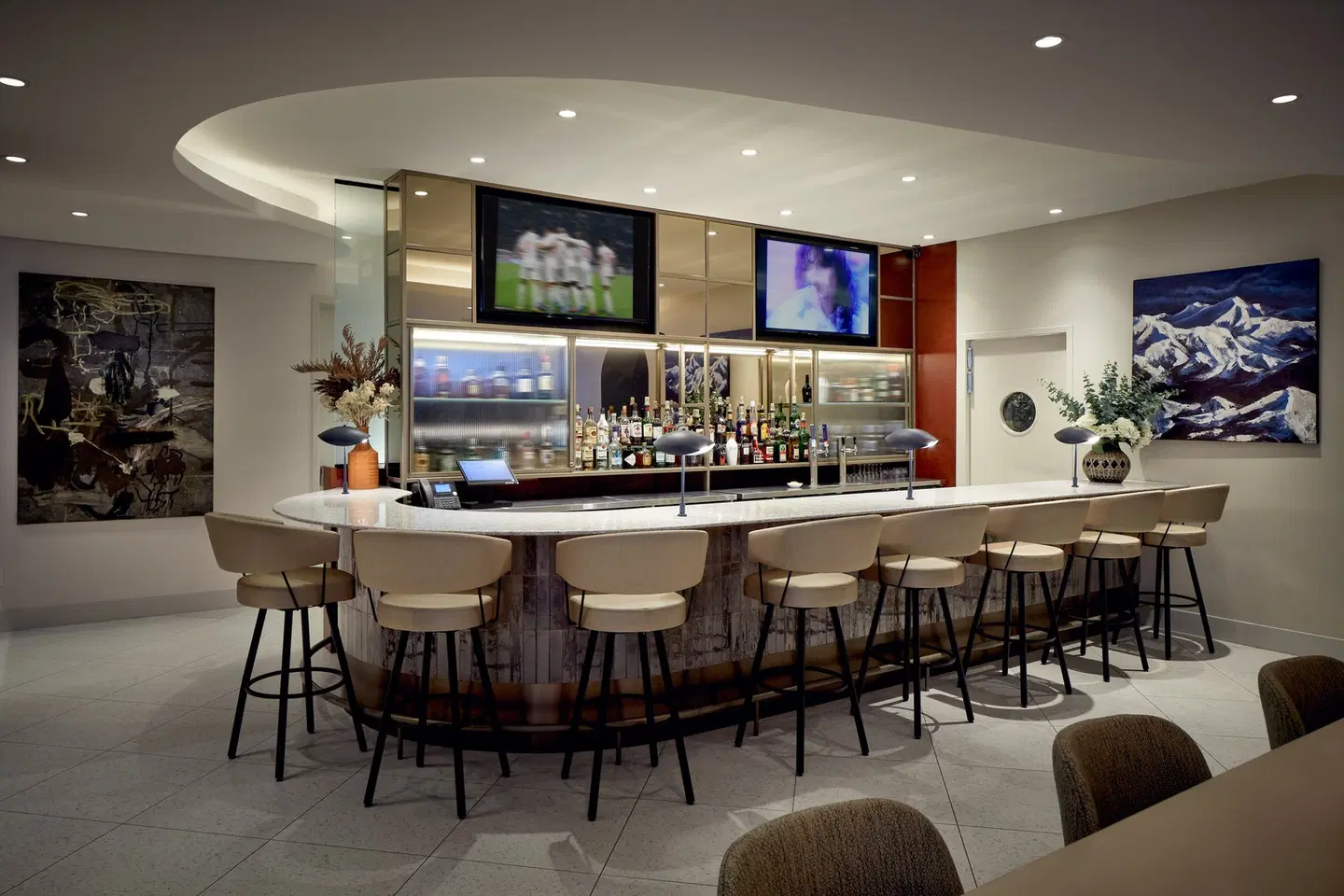 Holiday Inn Express & Suites Montreal Airport by IHG Bar