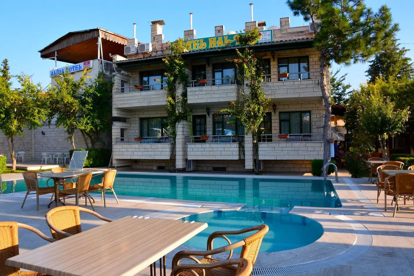 Hal-Tur Hotel OUTDOOR_POOL