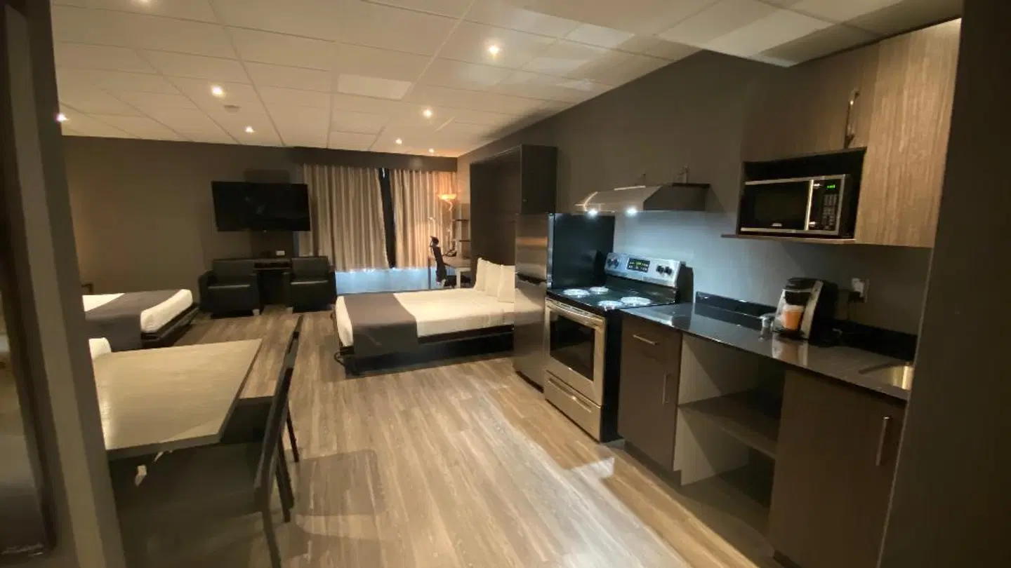Hotel & Suites Le Dauphin ROOM_EXAMPLE