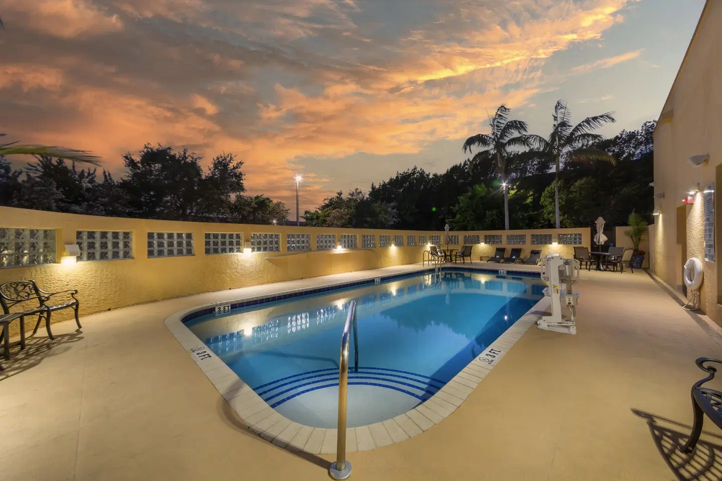 Best Western Plus Kendall Airport Hotel & Suites OUTDOOR_POOL