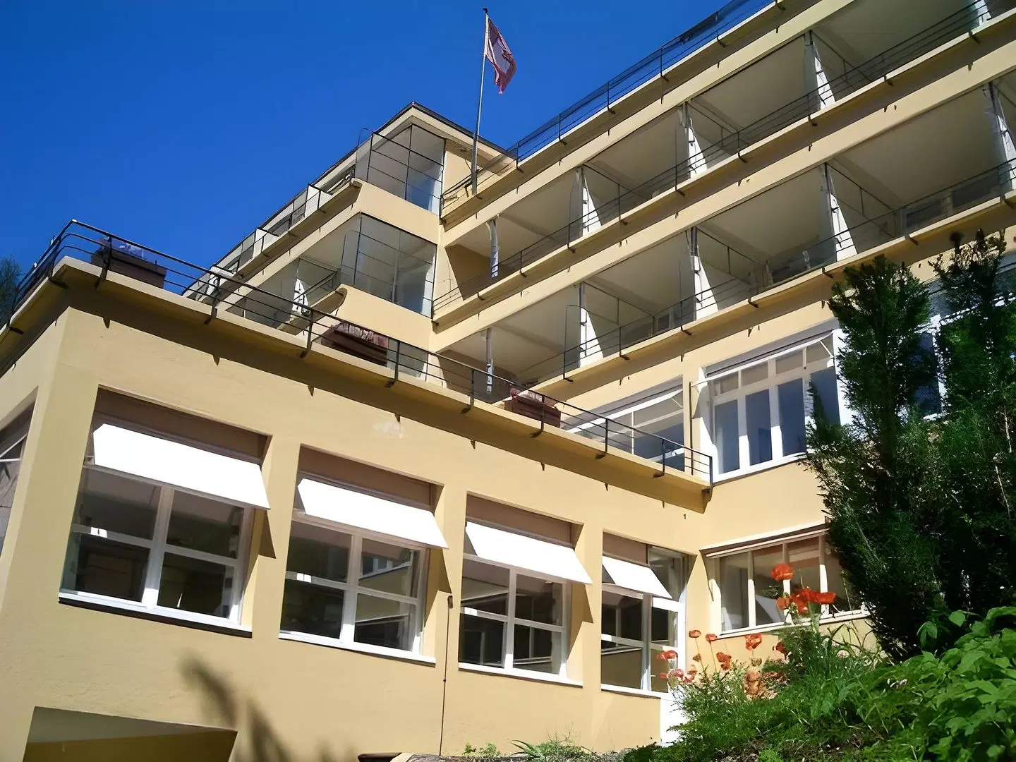 Crans-Montana Youth Hostel EXTERIOR