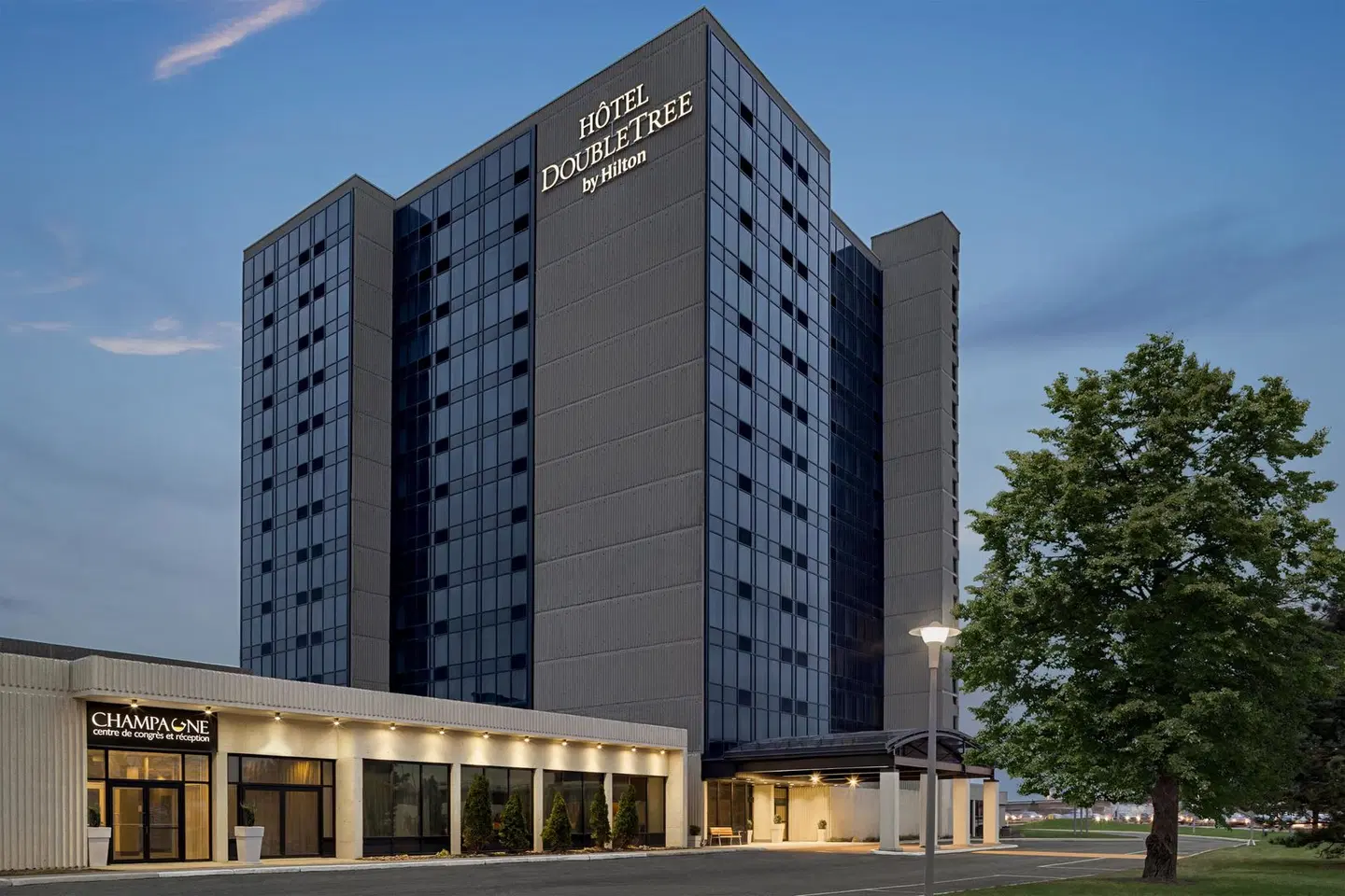 DoubleTree by Hilton Pointe Claire Montreal Airport West EXTERIOR