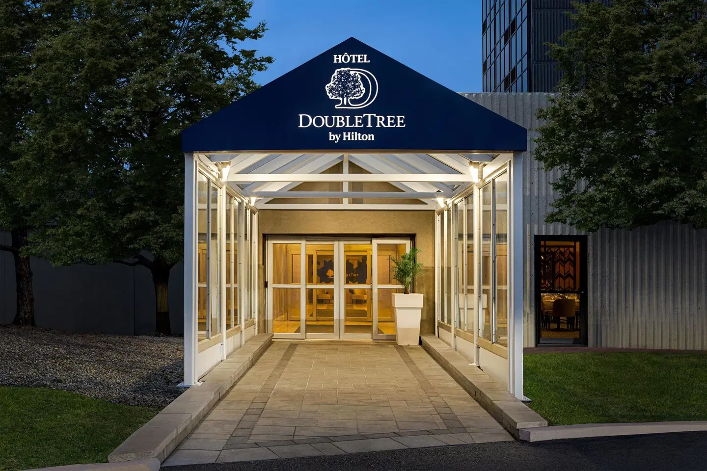 DoubleTree by Hilton Pointe Claire Montreal Airport West EXTERIOR