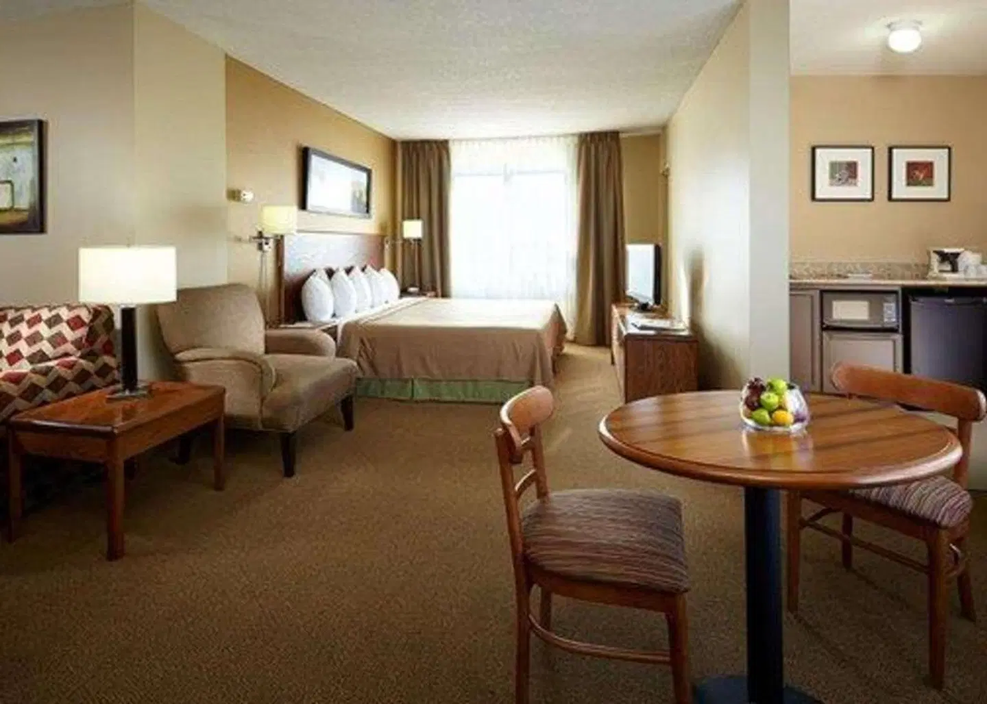 Quality Inn & Suites P.E. Trudeau Airport ROOM_EXAMPLE