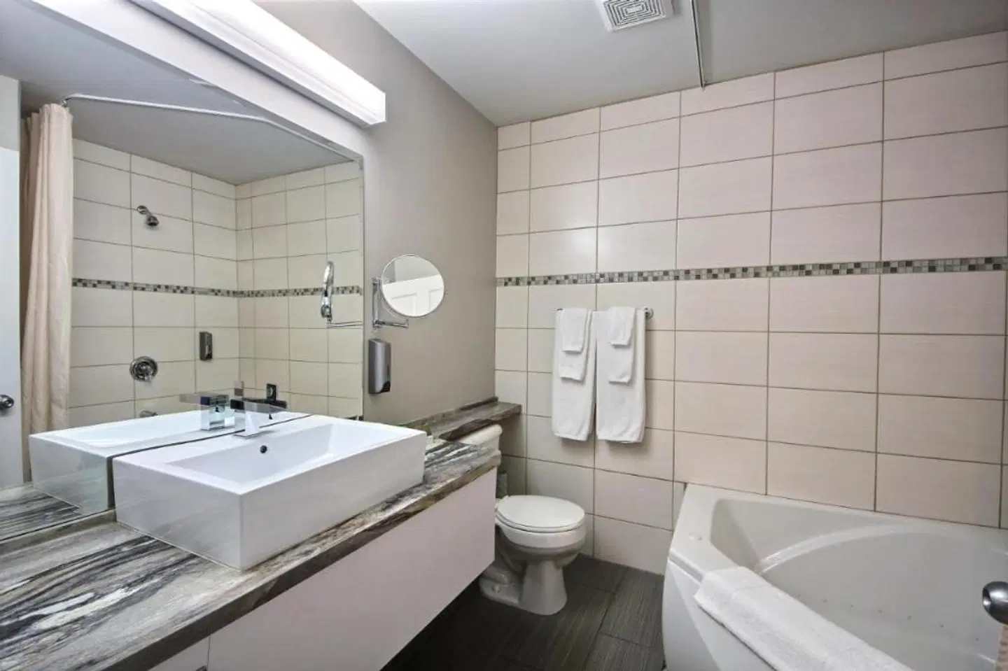 Travelodge by Wyndham Roberval Badezimmer