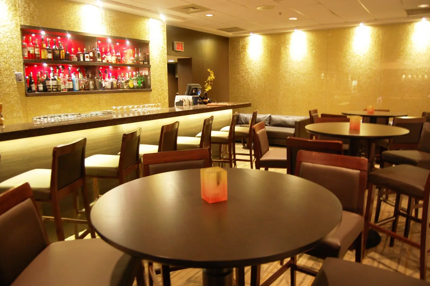 Holiday Inn Montreal Centreville Downtown by IHG Bar