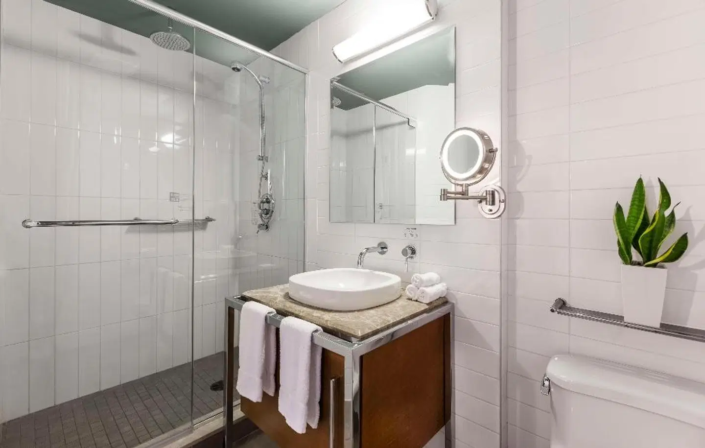 Le Crystal Montreal Badezimmer