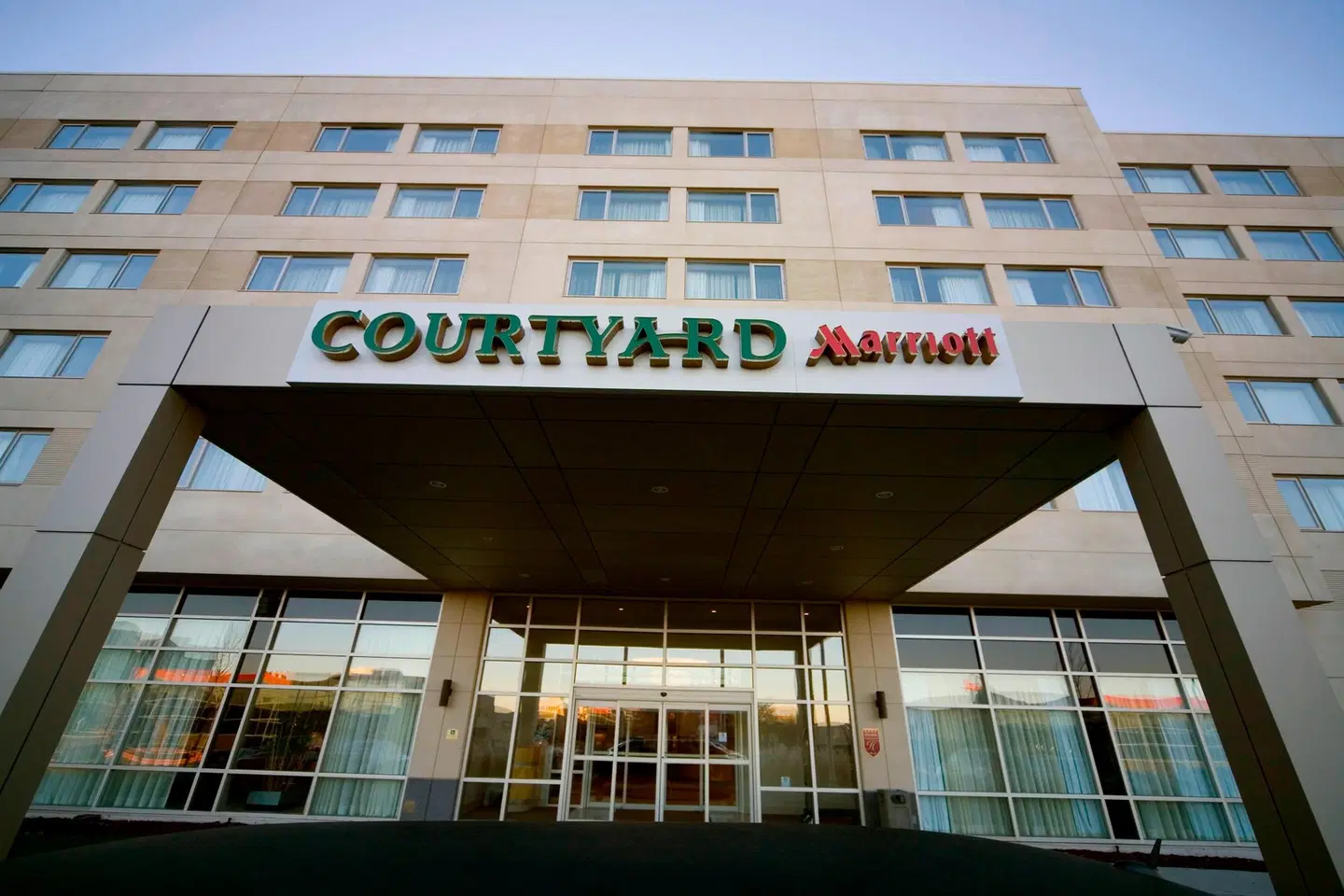 Courtyard by Marriott Montreal Airport EXTERIOR