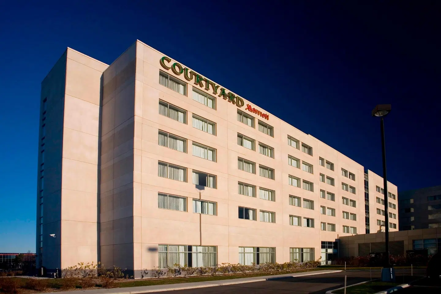 Courtyard by Marriott Montreal Airport EXTERIOR