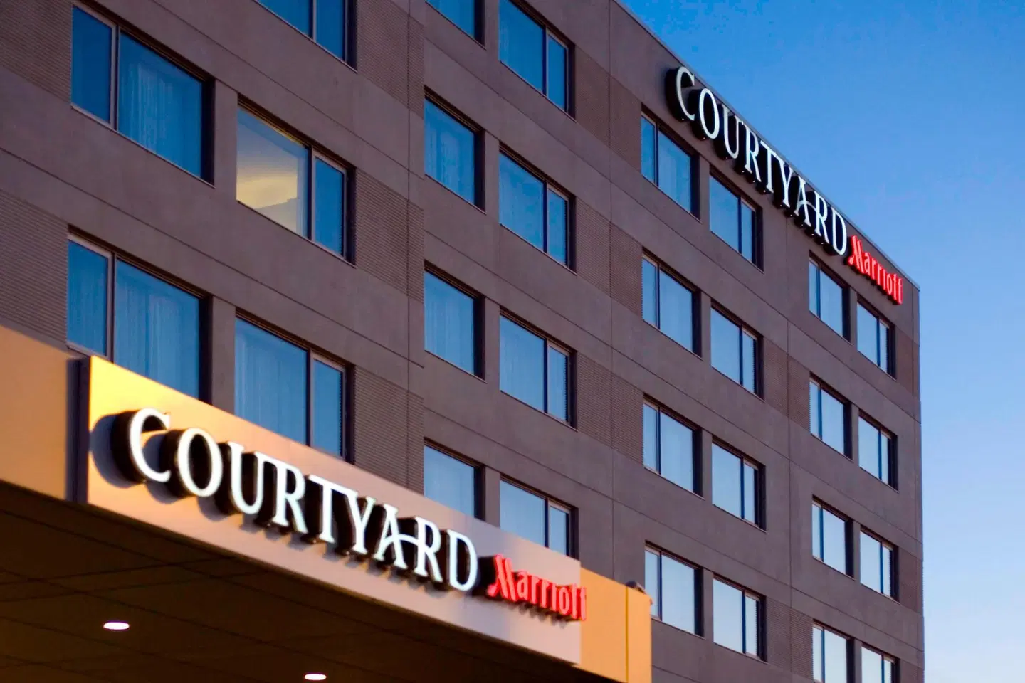 Courtyard by Marriott Montreal Airport EXTERIOR