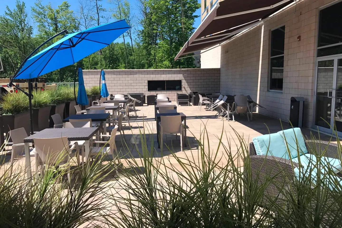 Courtyard by Marriott Montreal West Island/Baie DUrfe Terrasse