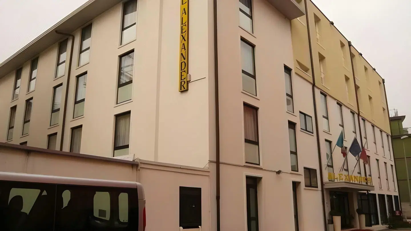 Alexander EXTERIOR