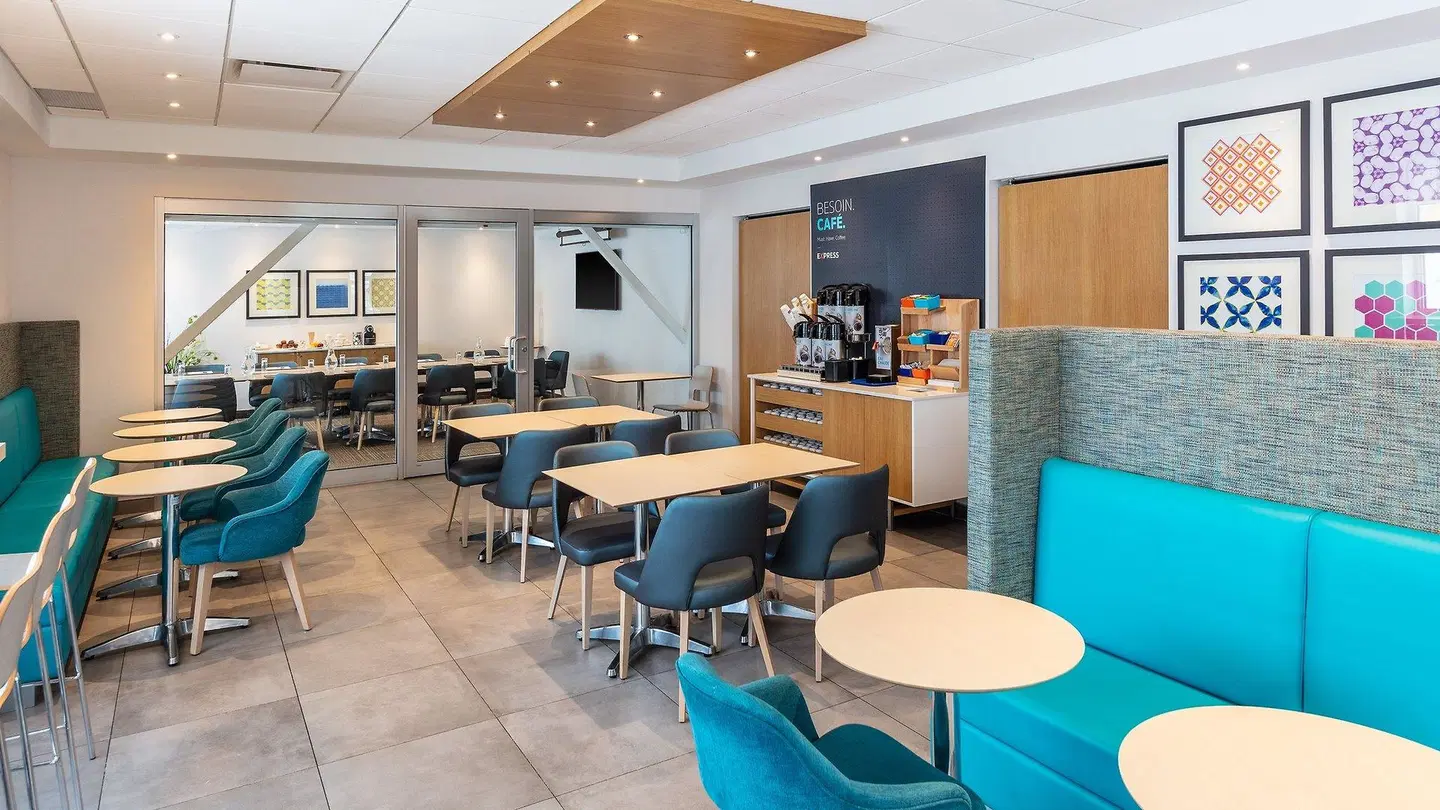 Holiday Inn Express Quebec Sainte-Foy by IHG Bar