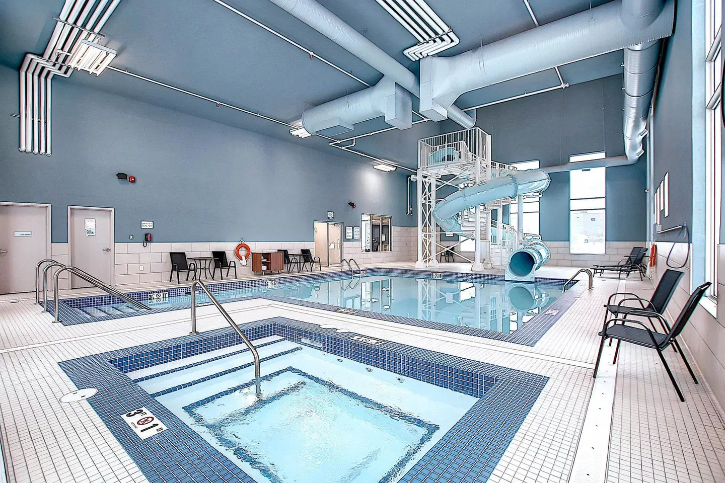 Holiday Inn Express & Suites Calgary Airport Trail NE by IHG Hallenbad