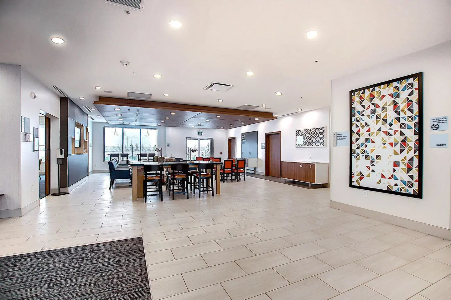 Holiday Inn Express & Suites Calgary Airport Trail NE by IHG Bar