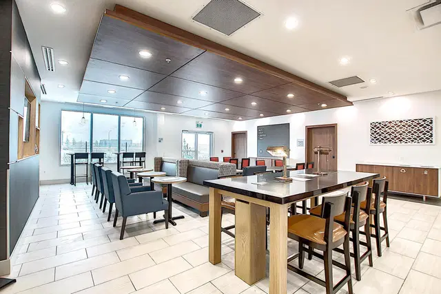 Holiday Inn Express & Suites Calgary Airport Trail NE by IHG Bar