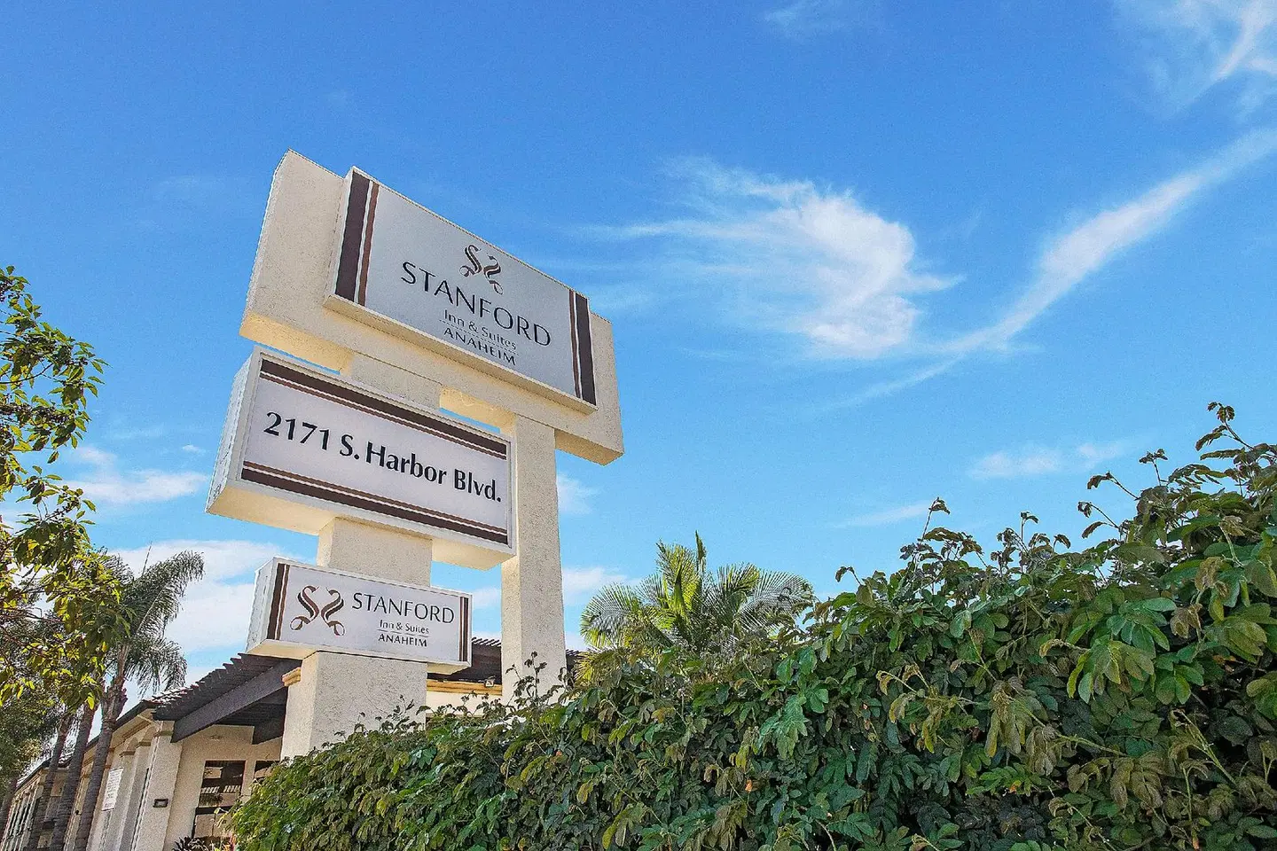 Stanford Inn & Suites Anaheim EXTERIOR