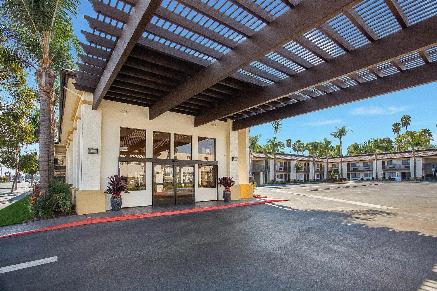 Stanford Inn & Suites Anaheim EXTERIOR