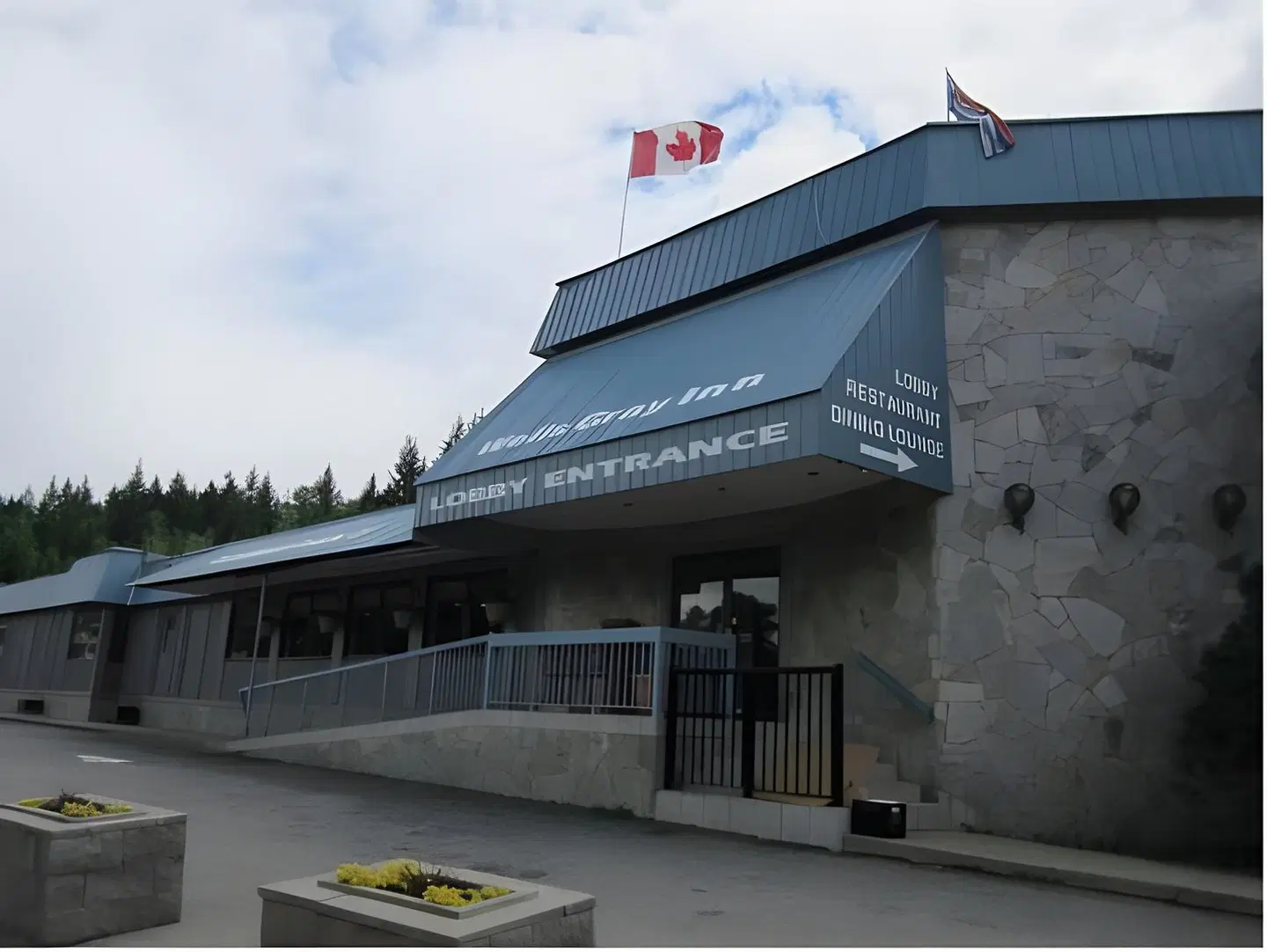Wells Gray Inn EXTERIOR