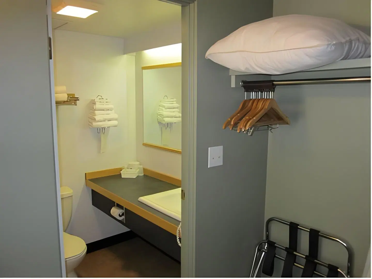 Wells Gray Inn ROOM_EXAMPLE