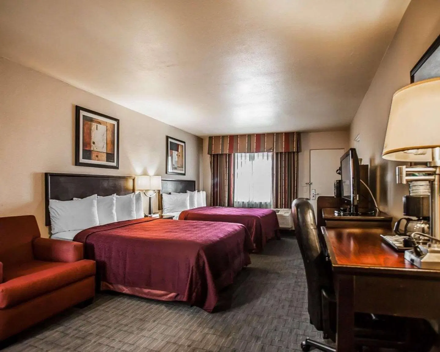 Quality Inn & Suites Anaheim at the Park ROOM_EXAMPLE