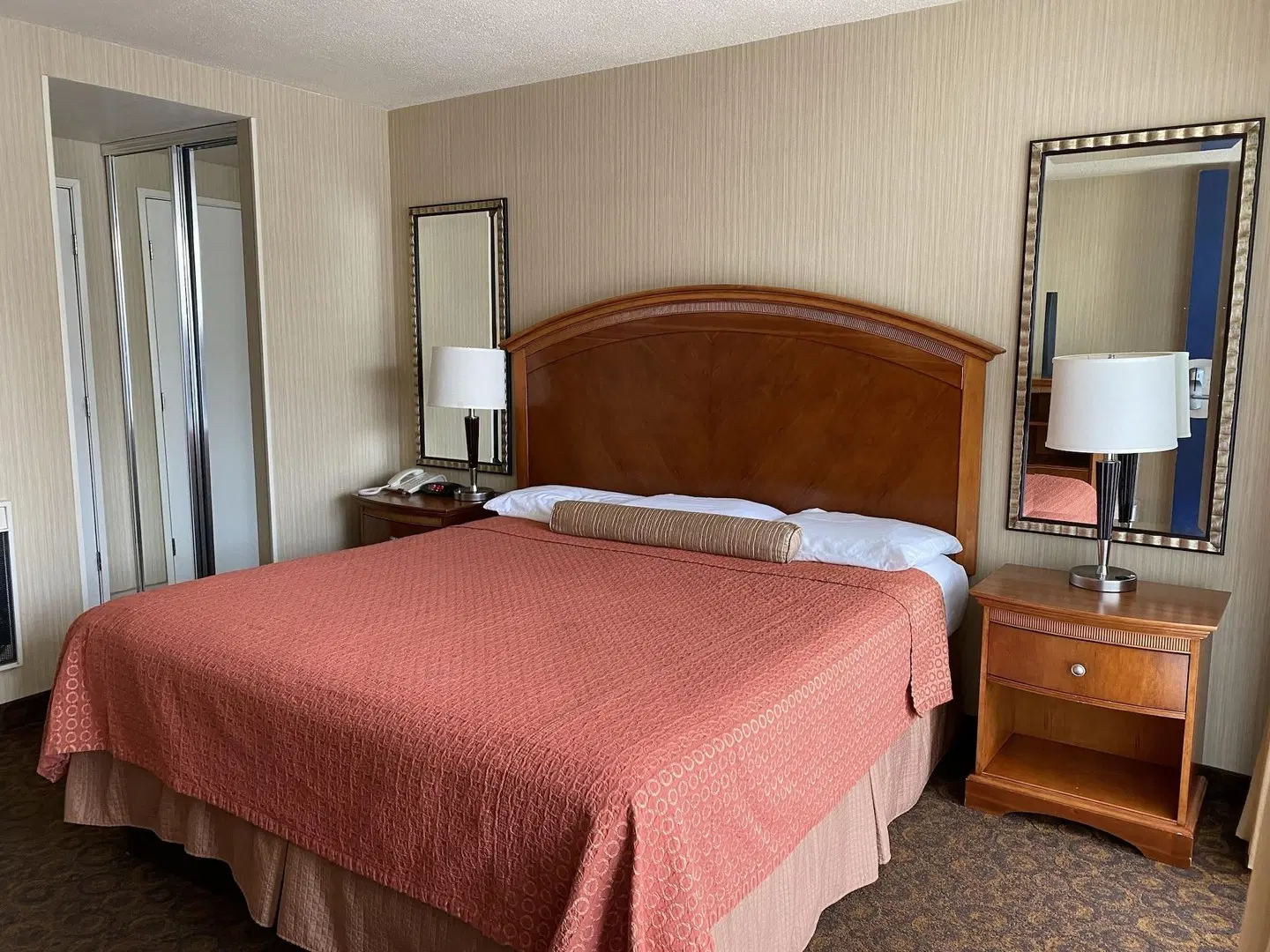 Royal Pacific Motor Inn ROOM_EXAMPLE