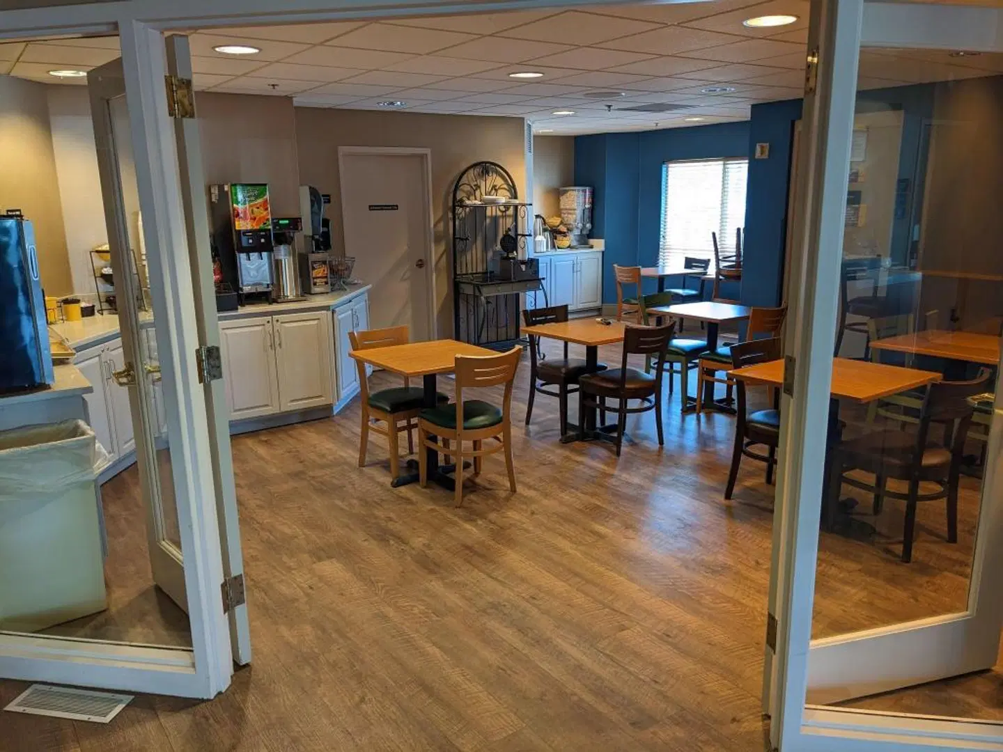 Days Inn by Wyndham Eagan Minnesota Near Mall of America Bar