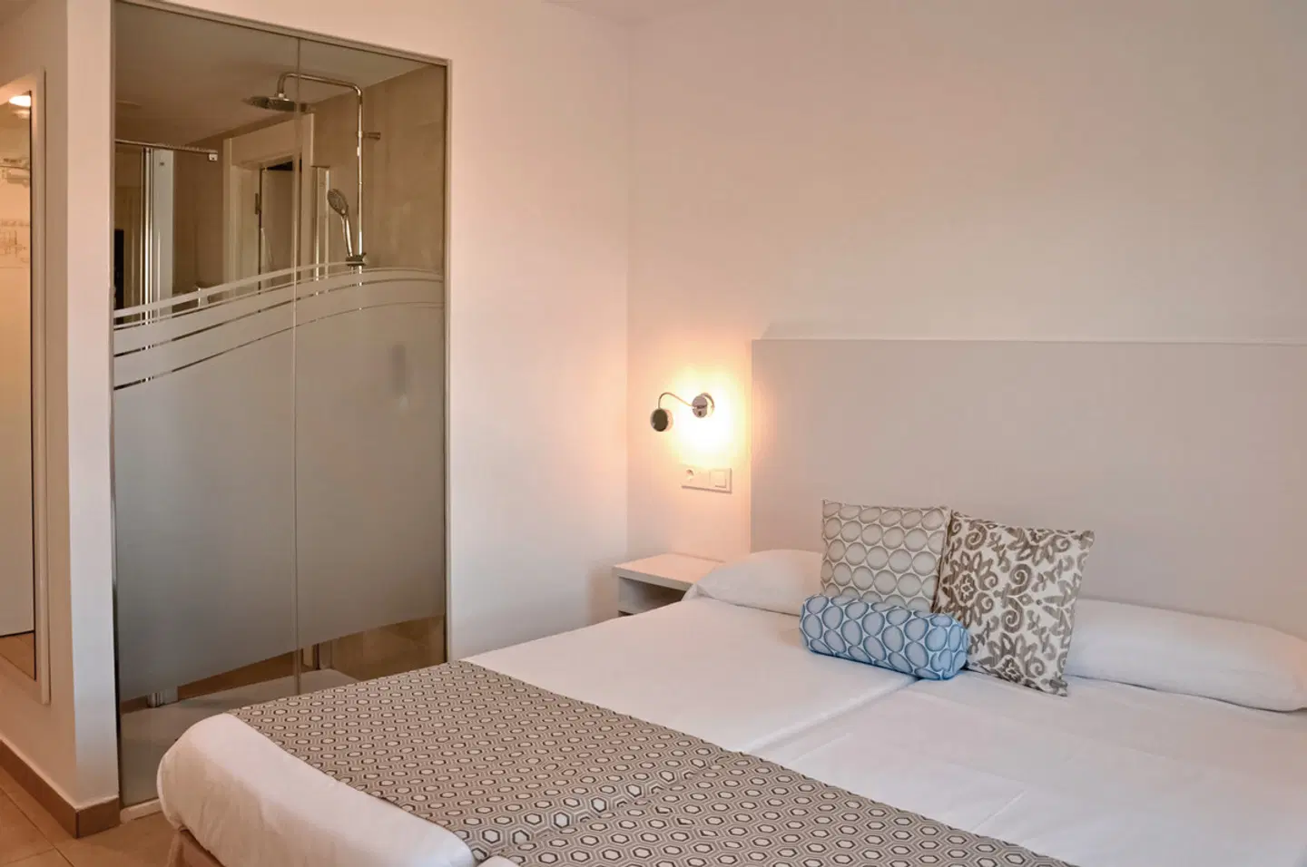 Chevy Hotel & Suites ROOM_EXAMPLE