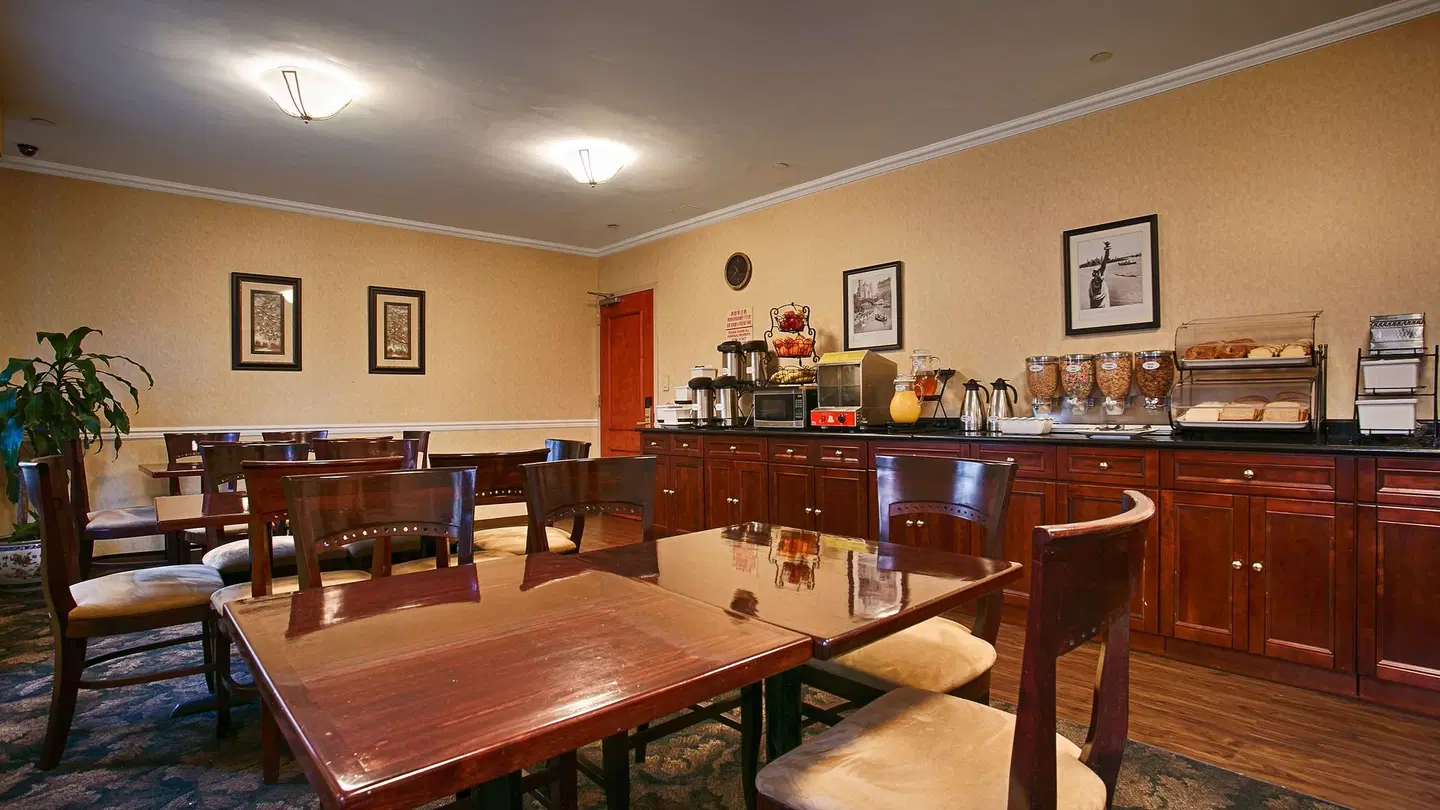 Best Western Queens Court Bar