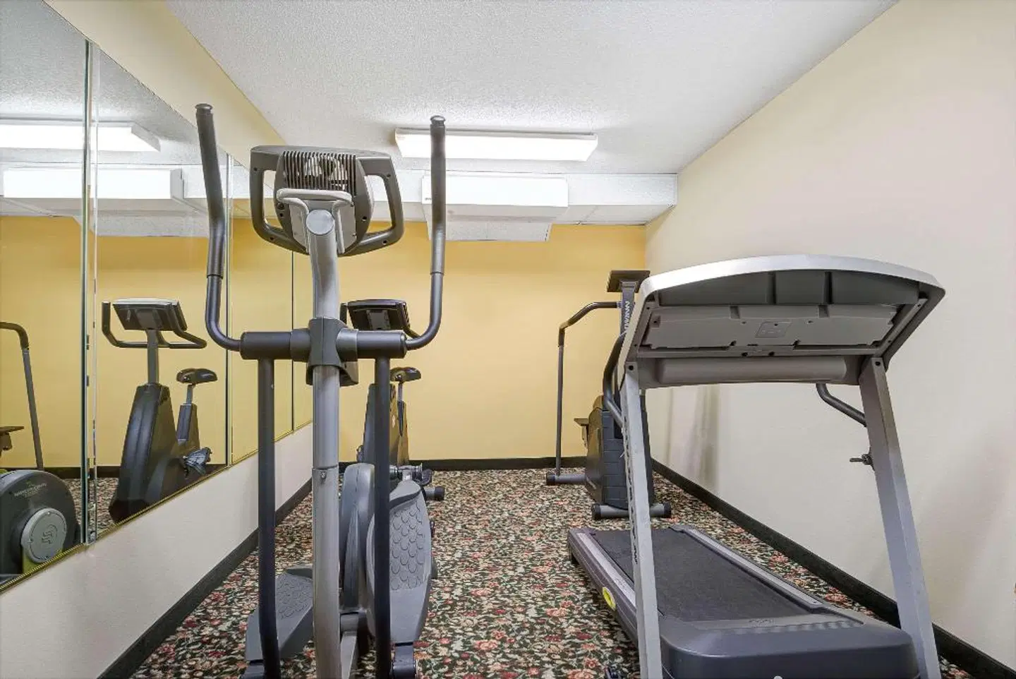Days Inn by Wyndham Burlington East SPORTS_AND_LEISURE