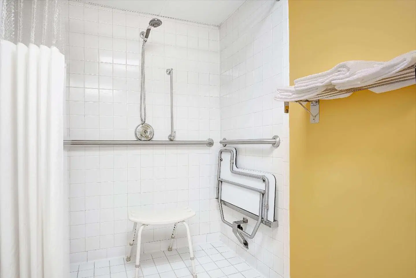 Days Inn by Wyndham Burlington East Badezimmer