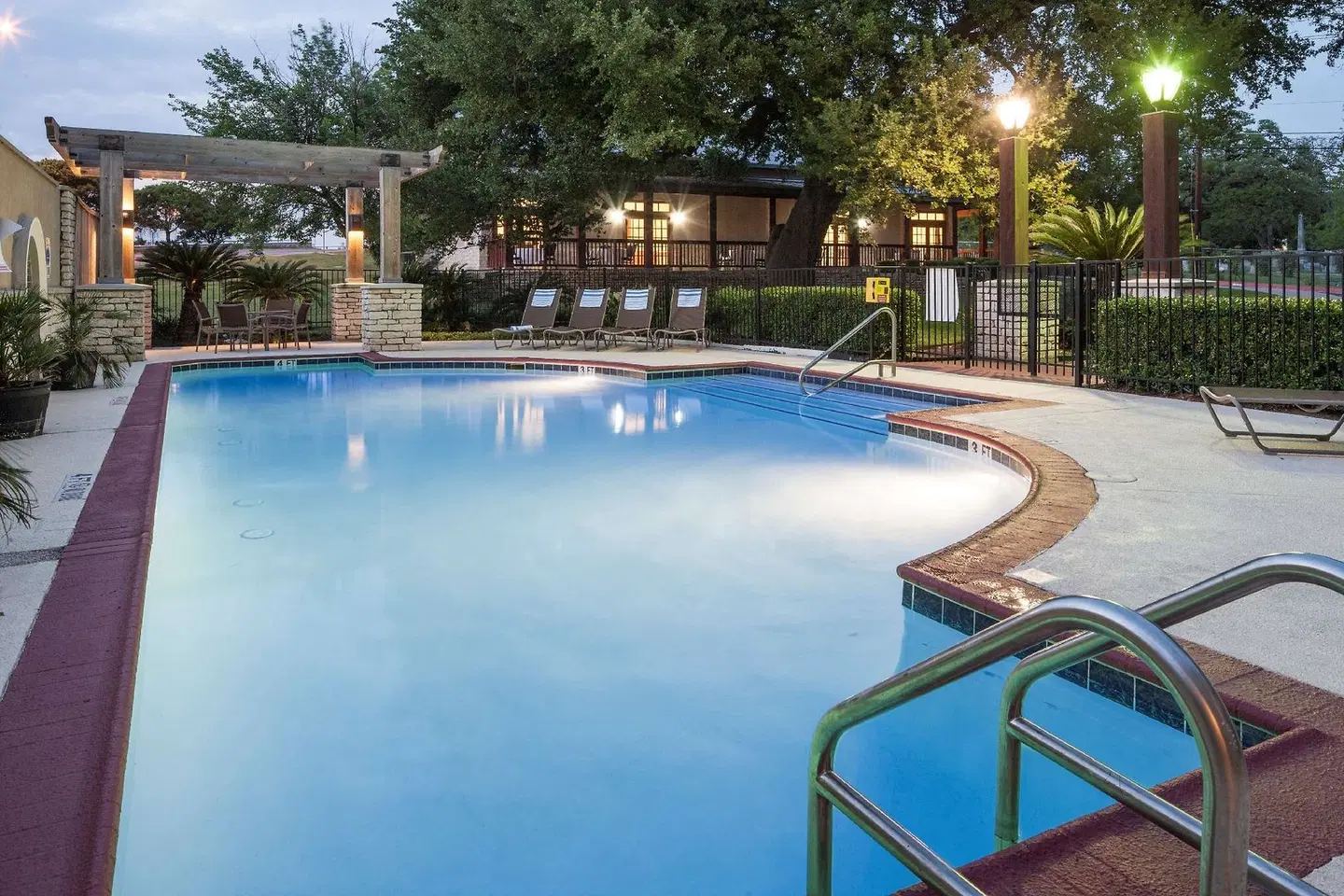 DoubleTree by Hilton Hotel Austin - University Area OUTDOOR_POOL