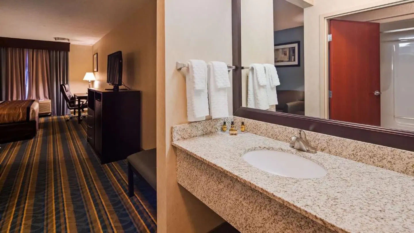 Best Western Plus Berkshire Hills Inn & Suites Badezimmer