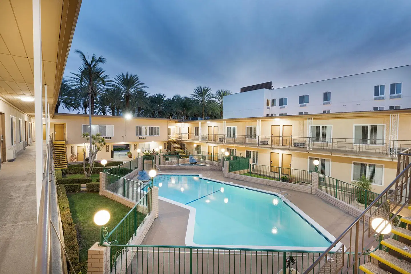 Americas Best Value Inn & Suites Anaheim Convention Center OUTDOOR_POOL
