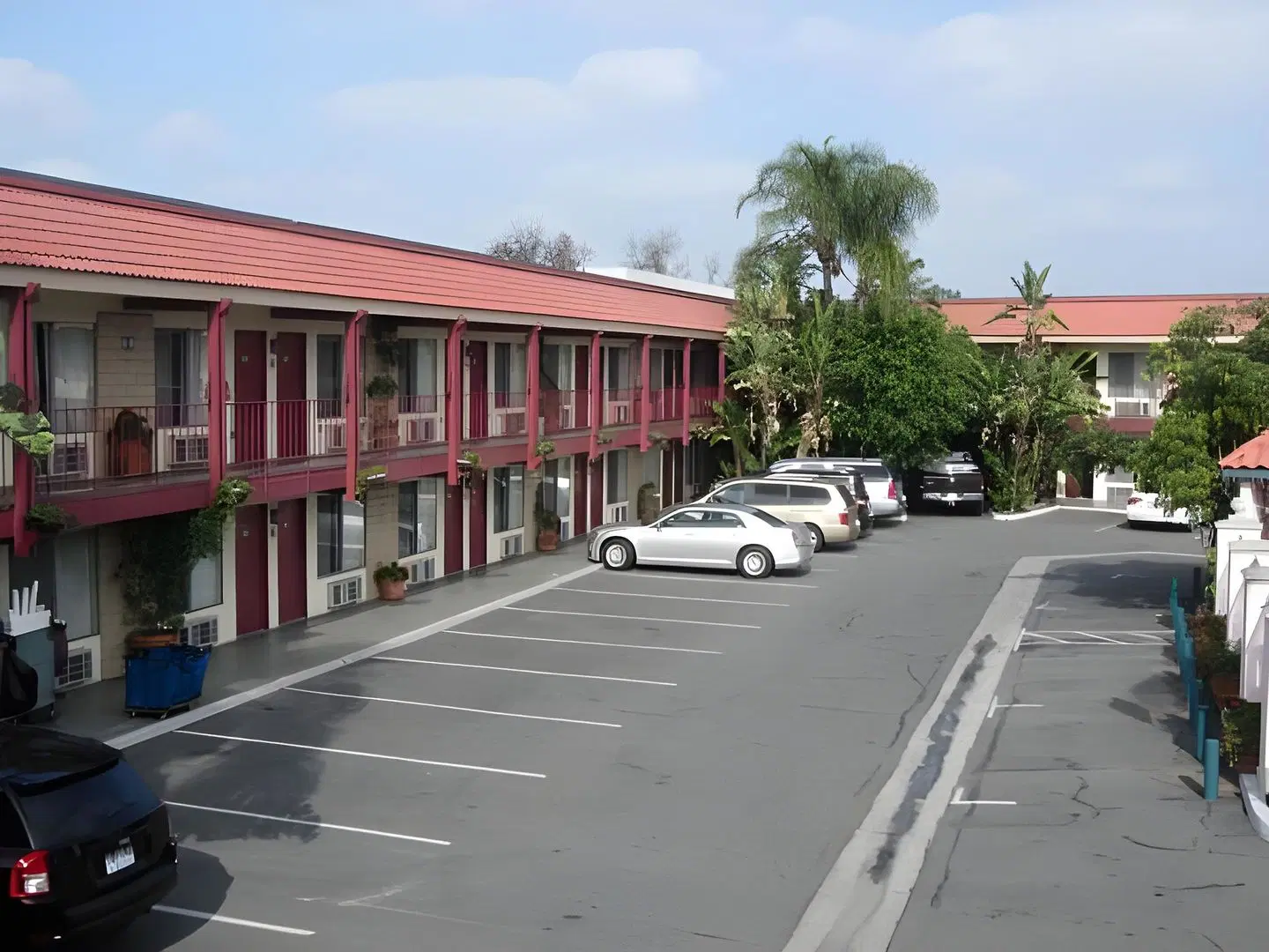 Days Inn & Suites by Wyndham Anaheim At Disneyland Park EXTERIOR