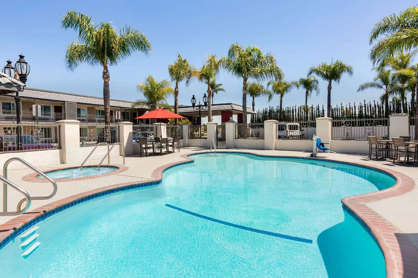 Days Inn & Suites by Wyndham Anaheim At Disneyland Park OUTDOOR_POOL